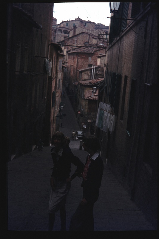 27.Siena jul 1977 Brigitte,Marion.JPG